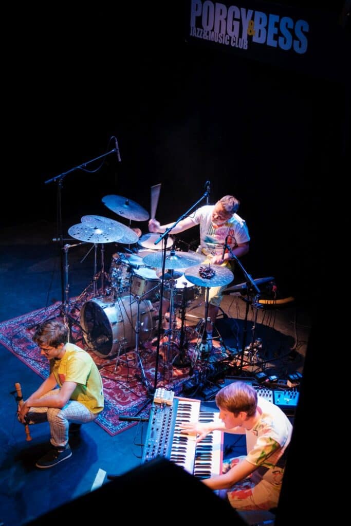 Die Band Chez Fría beim Konzert auf der Bühne des Porgy & Bess in Wien