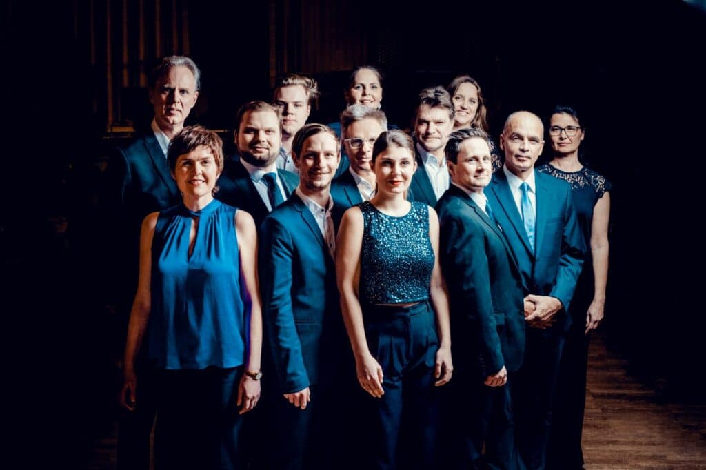 Bild des Vokalensembles Company of Music in blauer Kleidung