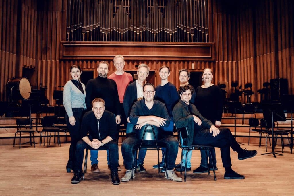 Bild des Vokalensembles Company of Music mit dem Jazztrio OWL auf der Bühne des Konzerthauses