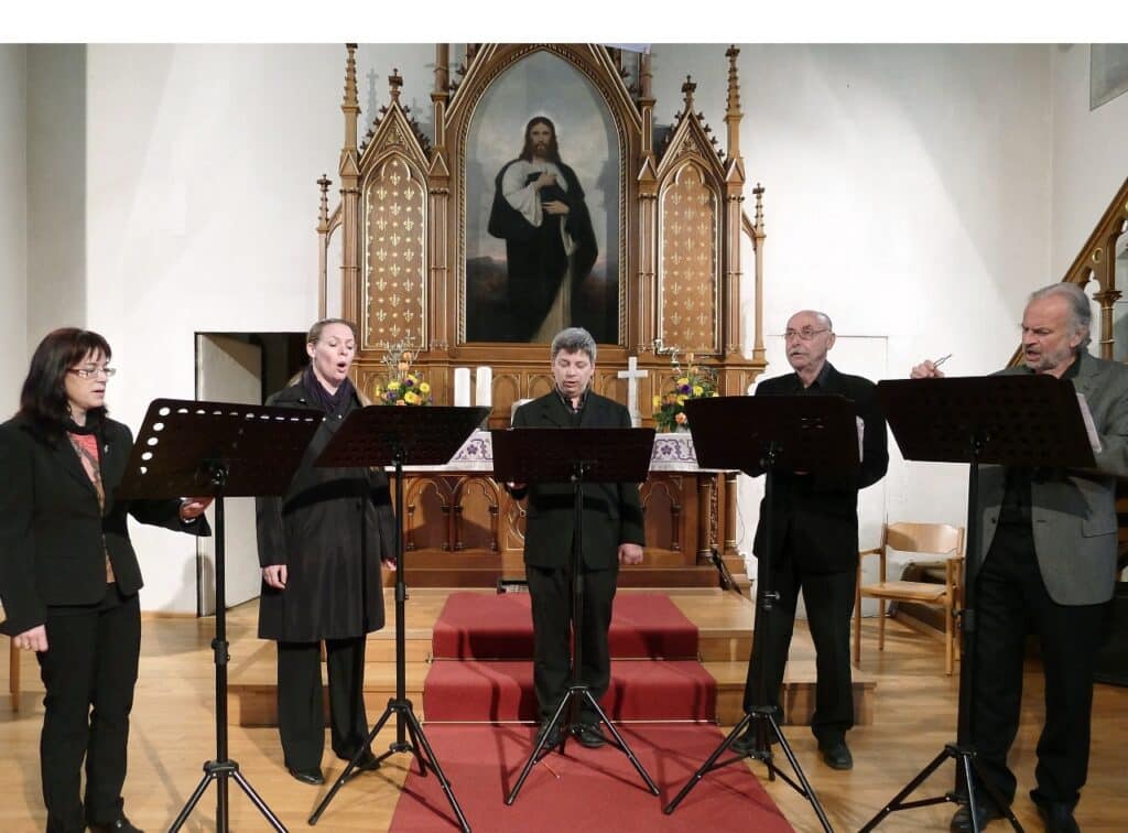 Bild des Chores Hortus Musicus Klagenfurt singend in einer Kirche