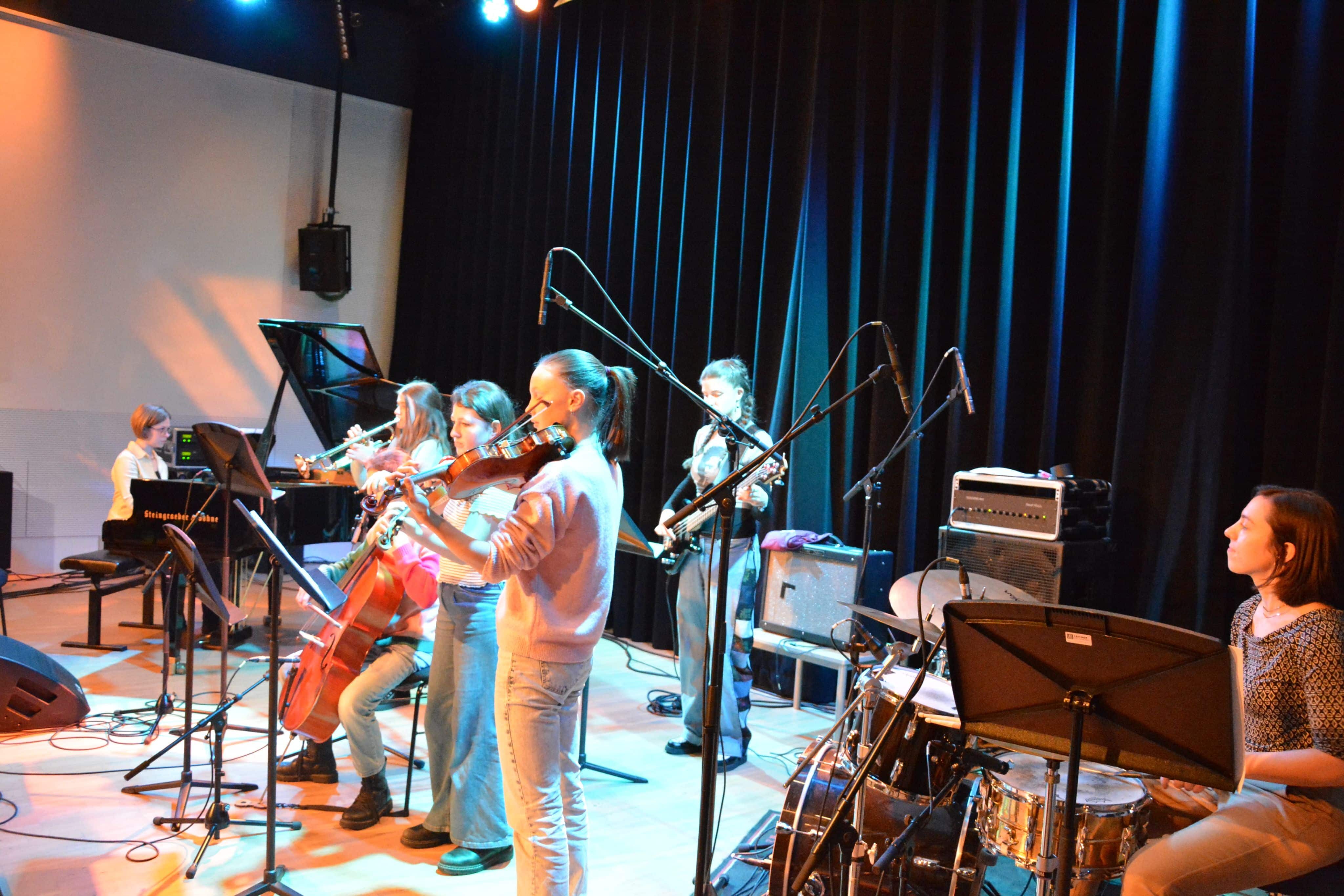 Bild von muusizierenden Mädchen beim Jazz Girls day an der Bruckner Universität