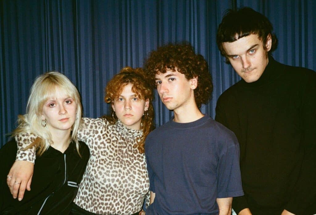 Gruppenbild der band LAUNDROMAT CHICKS vor blauem Vorhang