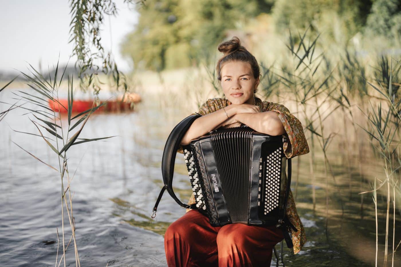 Bild der Musikerin Maola mit Akkordeon