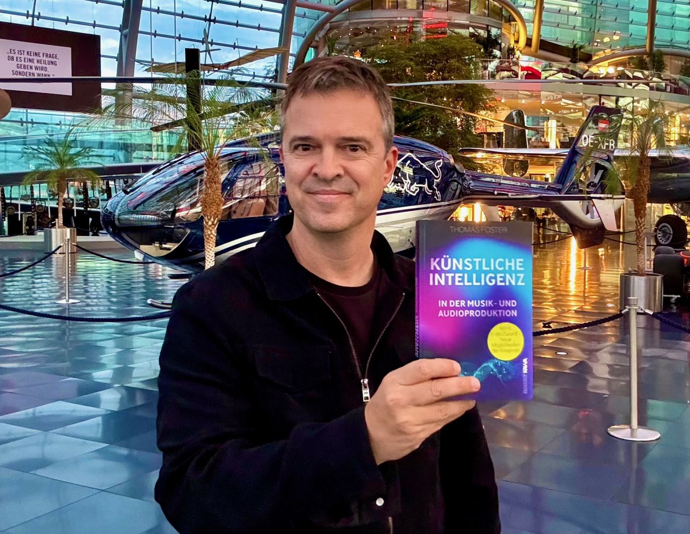 Bild des Produzenten Thomas Foster mit seinem Buch in der Hand