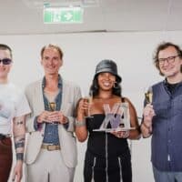 Bild XA – Export Award 2023 Gewinnerin BEX mit FARCE, Franz Hergovic (Austrian Music Export) und Thomas Heher (Waves)